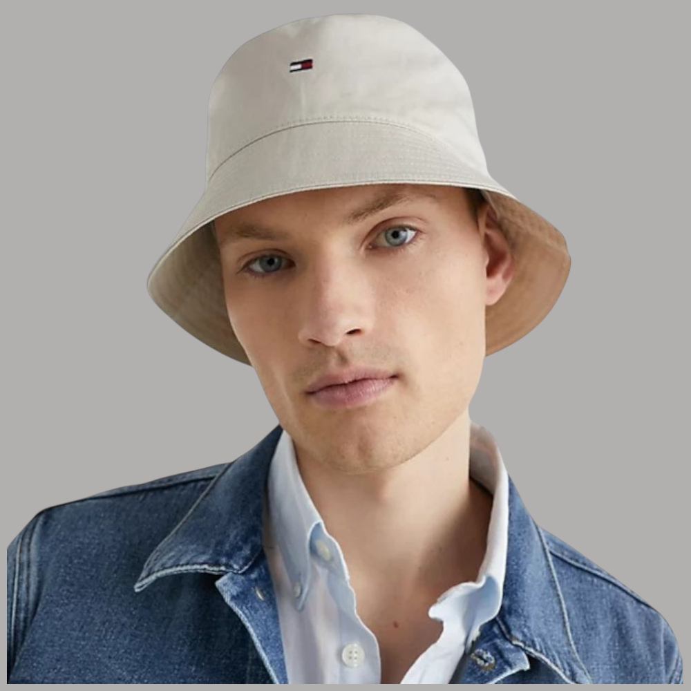 Cappello bucket beige indossato con toppa bandiera Tommy Hilfiger