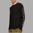 Maglia Tommy Hilfiger nera con scollo rotondo e scritta sul braccio