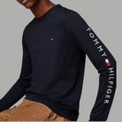 Maglia blu scuro con girocollo e stampa “TOMMY HILFIGER” sulla manica