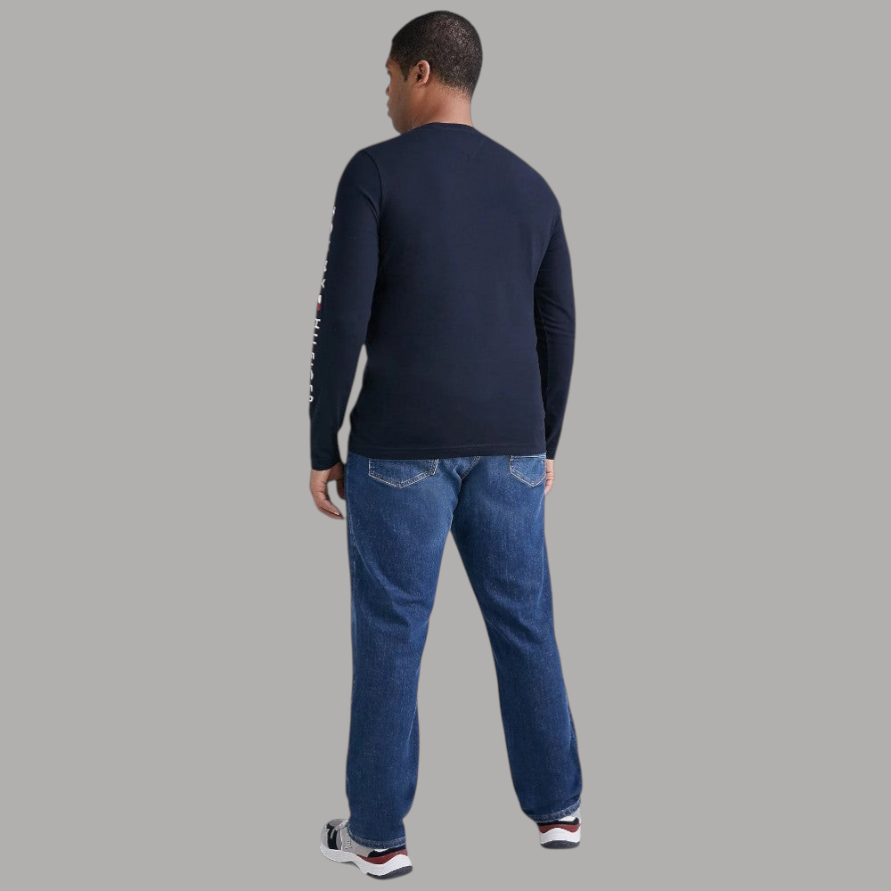 Maglia blu scuro sul retro con girocollo e lettering sulle maniche