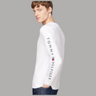 Modello indossa T-shirt manica lunga bianca Prodotti di Classe in cotone slim fit con logo Tommy Hilfiger sulla manica