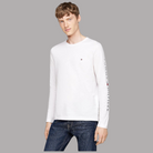 Modello indossa T-shirt manica lunga bianca Prodotti di Classe in cotone slim fit con logo Tommy Hilfiger ricamato