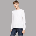 Modello indossa T-shirt manica lunga bianca Prodotti di Classe in cotone slim fit con logo Tommy Hilfiger ricamato