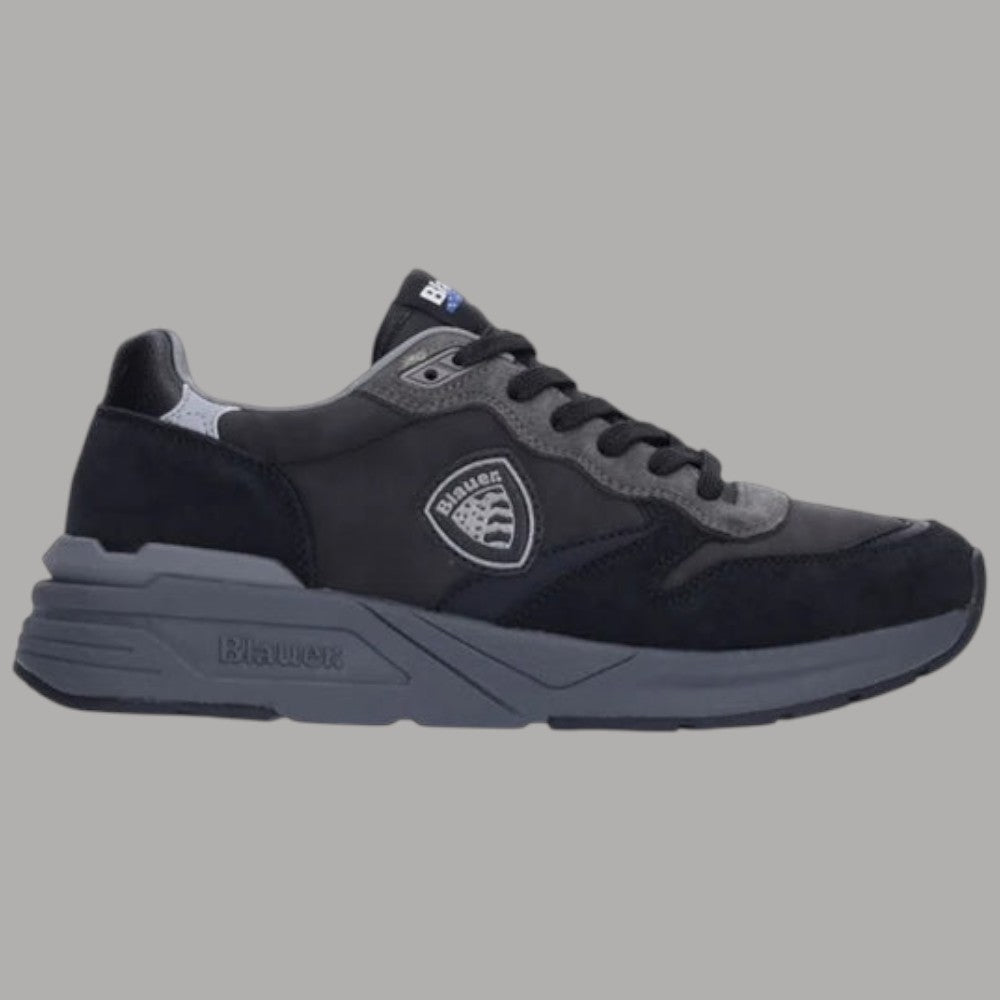 Sneakers Blauer OZARK01 con design running, dettaglio logo rilievo, tessuto nero e texture liscia.