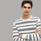 Maglione girocollo a righe bianco e blu navy, logo ricamato sul petto
