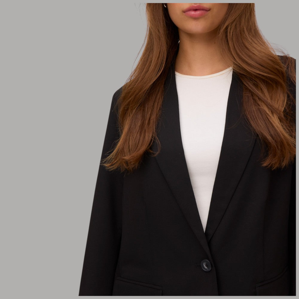 Blazer Vero Moda nero con tasche frontali e vestibilità loose fit, dettaglio del colletto
