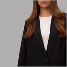 Blazer Vero Moda nero con tasche frontali e vestibilità loose fit, dettaglio del colletto