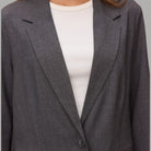 Blazer Vero Moda Texas grigio con vestibilità loose fit e tasche frontali, dettaglio notched lapel
