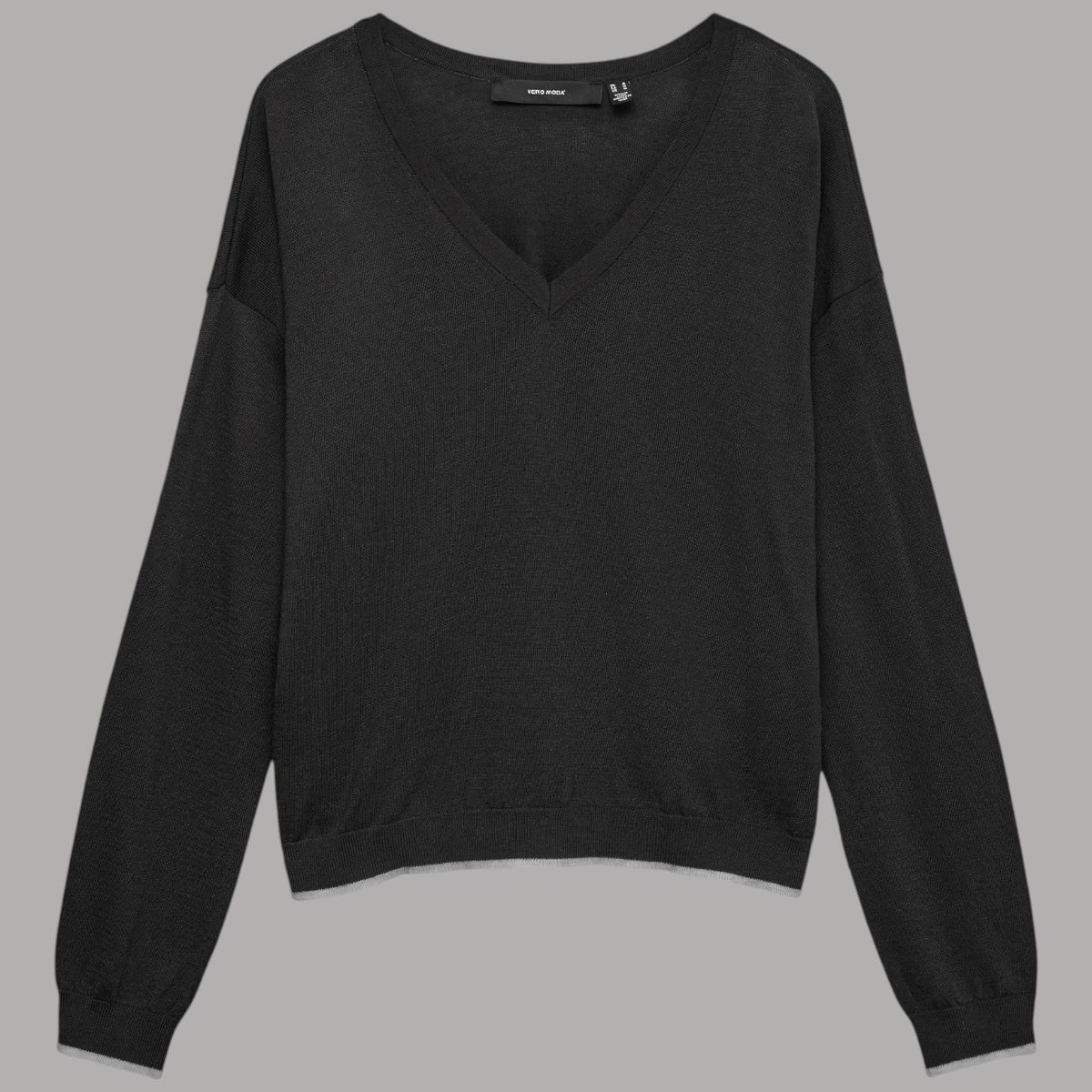 Vero Moda pullover nero a scollo a V maniche lunghe regular fit con texture liscia.