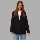 Blazer Vero Moda Texas nero con vestibilità loose fit, tasche frontali, tessuto liscio e girocollo