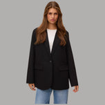 Blazer Vero Moda Texas nero con vestibilità loose fit, tasche frontali, tessuto liscio e girocollo