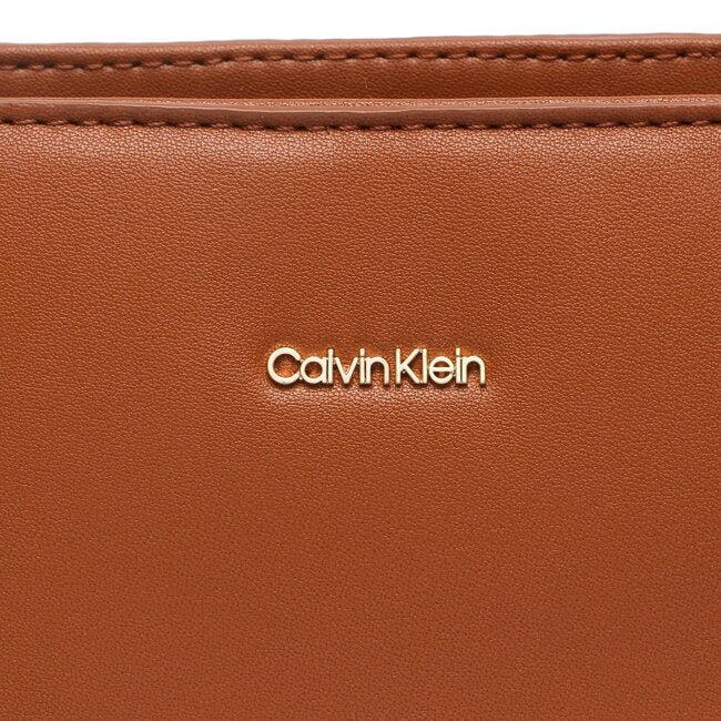 Calvin Klein borsa tracolla cognac K60K610927 - Prodotti di Classe