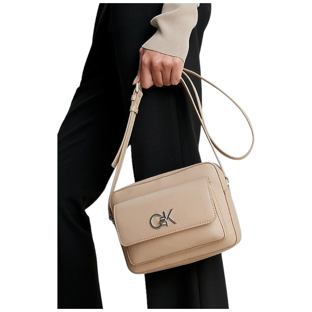 Calvin Klein camera bag flap beige K60K611083 - Prodotti di Classe