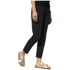 Ciabatte Birkenstock Arizona oro indossate con pantaloni scuri, suola sagomata