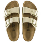 Ciabatte Birkenstock Arizona oro viste dall’alto, due cinturini con fibbie