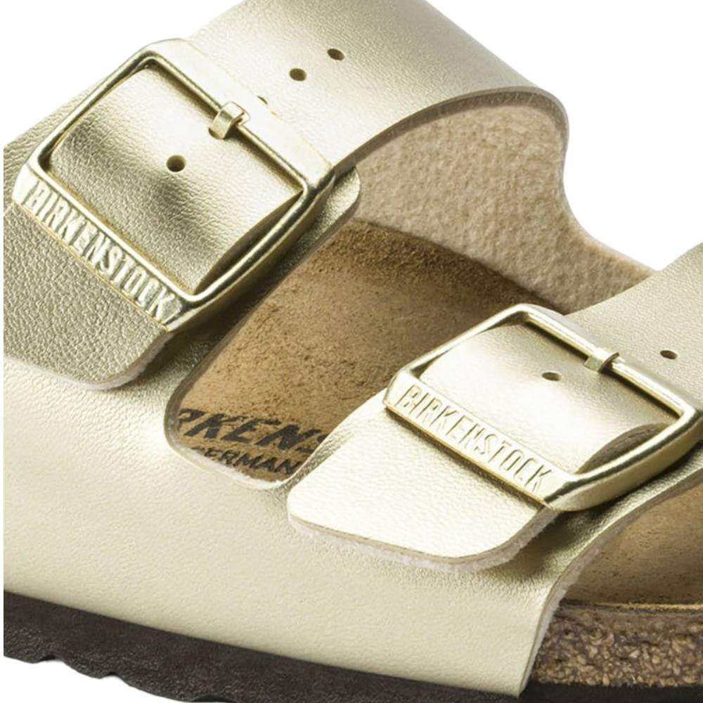 Ciabatte Birkenstock Arizona oro, dettaglio fascia con fibbie e logo sulla tomaia