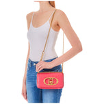 Borsetta crossbody magenta con tracolla a catena dorata e logo ovale frontale