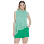 Blusa verde Yukiko senza maniche, scollo con lacci e drappeggio davanti