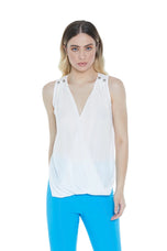 Canotta bianca con scollo a V e bottoni alle spalline