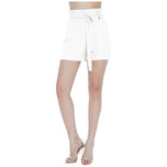 Pantaloncini bianchi con cintura annodata in vita