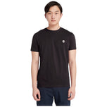 T-shirt nera Timberland con girocollo e logo sul petto, vista frontale.