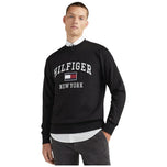 Felpa uomo Tommy Hilfiger nera con logo Hilfiger New York e bandierina sul petto.