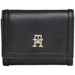 Portafoglio Tommy Hilfiger nero con patta e logo metallico frontale.