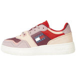 Sneaker color block con lacci, pannelli lilla e beige, accenti rossi, suola bianca.