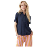 Camicia blu scollo a V con bottoni e maniche corte