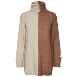 Maglia lunga bicolore con collo alto a righe beige e marrone, maniche lunghe.