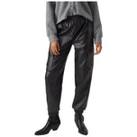 Pantaloni cargo in ecopelle neri con cintura elasticizzata e tasche laterali