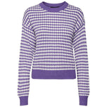 Maglione girocollo viola con motivo a quadretti, maniche lunghe, polsini a coste.