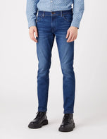 Jeans Wrangler in denim blu, gamba dritta e chiusura con bottone